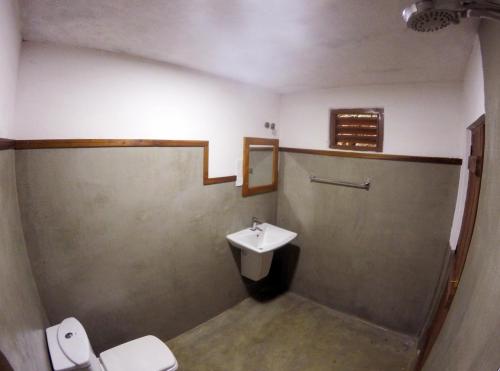 希克杜沃Bunky Monkey的一间带水槽和卫生间的浴室