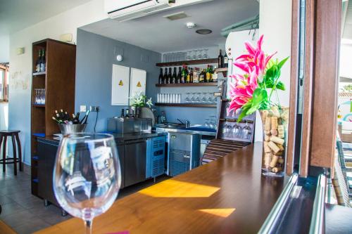 科尔多瓦科尔多瓦卡普帝酒店的厨房配有带葡萄酒玻璃的桌子