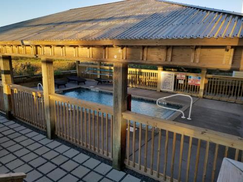 巴克斯顿The Inn on Pamlico Sound的一个带游泳池的大型木制凉亭