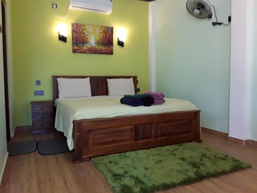 卡卢特勒卡尔简易别墅假日公园的一间卧室配有一张带绿色墙壁的床