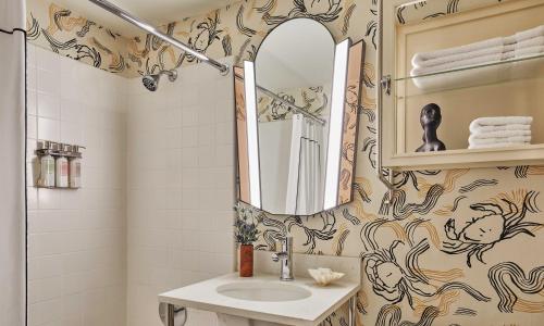 西雅图西雅图毕业酒店的一间带水槽和镜子的浴室