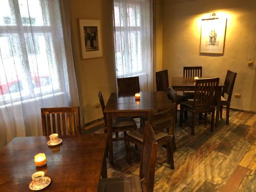 锡比乌Poet Pastior Residence的用餐室配有木桌和椅子