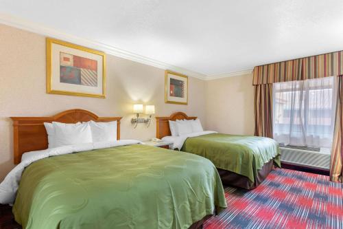 奥欣赛德彭德尔顿营地海滨品质套房酒店的酒店客房设有两张床和窗户。