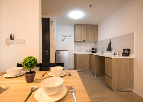 Love Come Home @ Japan-European Style Homestay的厨房或小厨房