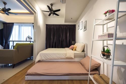 乔治市Love Come Home @ Japan-European Style Homestay的一间卧室配有两张床和吊扇