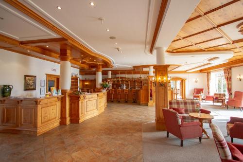 佐尔内丁格拉斯尔兰德酒店的大型客房设有厨房和客厅。