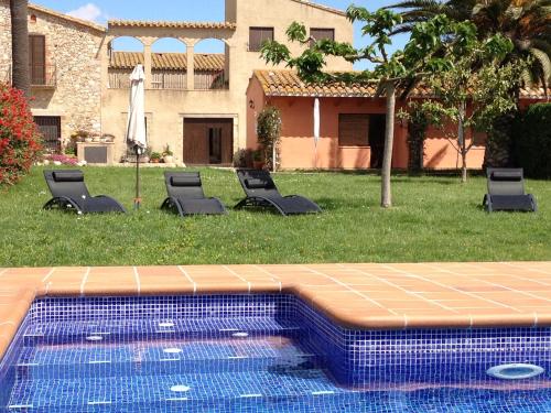 桑特佩尔佩斯卡多尔肯马斯酒店的庭院内带躺椅的游泳池