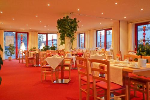 瓦伦远海海洋酒店的用餐室设有桌椅和窗户。