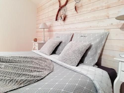 蒙特雷若马吉乐维斯宾馆的一间卧室配有一张木墙床