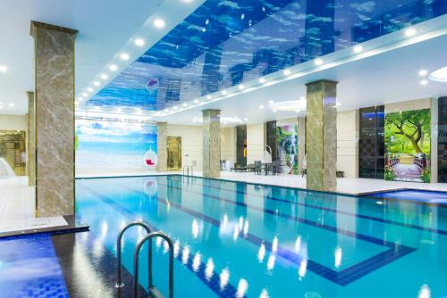 海防Golden Palace Hotel的大楼里一个蓝色的大泳池