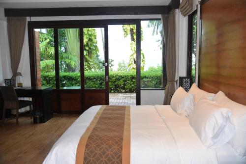 阁遥岛阁遥岛杜克尼别墅度假屋 的卧室设有一张白色大床和一扇窗户。
