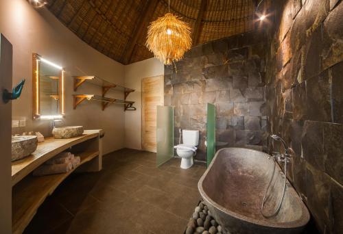 Luxury Villas Merci Resort 3BR Seminyak #1的一间浴室