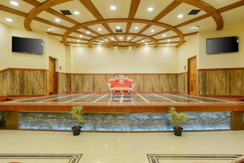 纳盖科伊尔Hotel Ramraj Regency的大房间设有桌子和椅子