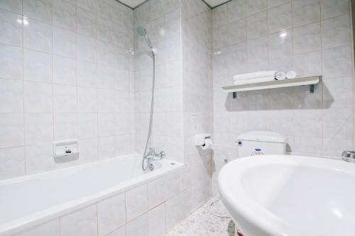卡塔海滩Kata Sun Beach Hotel的带浴缸、卫生间和盥洗盆的浴室