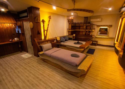 涛岛AC 2 Resort的一间卧室,配有两张床