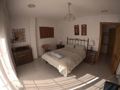塞内斯德拉韦加卡萨加利亚度假屋的一间卧室配有一张大床和镜子