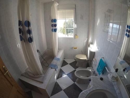 塞内斯德拉韦加卡萨加利亚度假屋的带淋浴、卫生间和盥洗盆的浴室