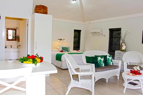 拉罗汤加马卡亚拉巴尔姆斯酒店的配有一张床和一张桌子及椅子的房间
