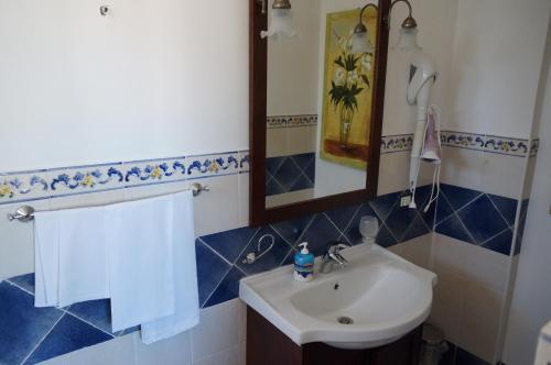 利帕里卡萨马塔拉佐酒店的一间带水槽和镜子的浴室