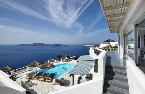 易莫洛林Santorini Princess Spa Hotel的从度假村的阳台上可欣赏到海景