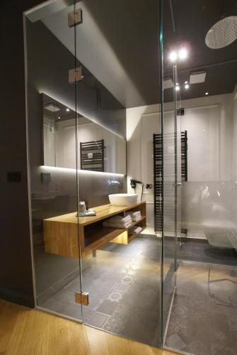 萨格勒布Fingerprint Tree Apartments - Delux的一间带水槽和镜子的浴室