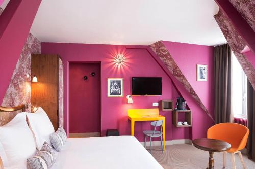 巴黎快乐文化约瑟芬酒店的一间卧室设有紫色的墙壁、一张床和一张书桌