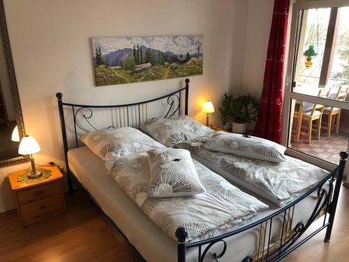 哥达Schlossblick Apartment的卧室内的一张带两个枕头的床