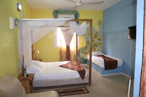 索蒙Africa 6 Plage的一间卧室配有两张双层床和镜子