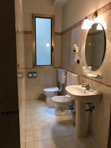 博洛尼亚圣费利切酒店的一间带水槽、卫生间和镜子的浴室