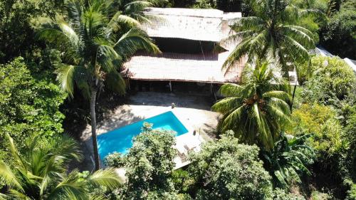 圣塔特蕾莎海滩Hotel Buenos Aires的享有带游泳池的度假村的空中景致