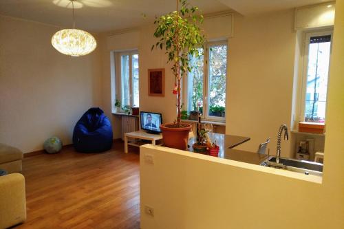 米兰Milano Fashion Suite - CityLife District的客厅设有带水槽和沙发的厨房