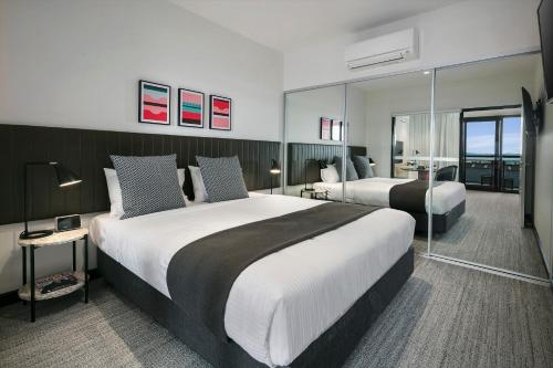 北克莱顿寻求诺丁山公寓的酒店客房设有两张床和一个阳台。