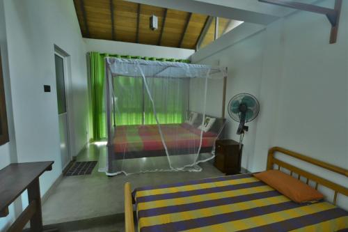 康提Victoria House by Srilanka Tripper的一间卧室配有一张带蚊帐的床