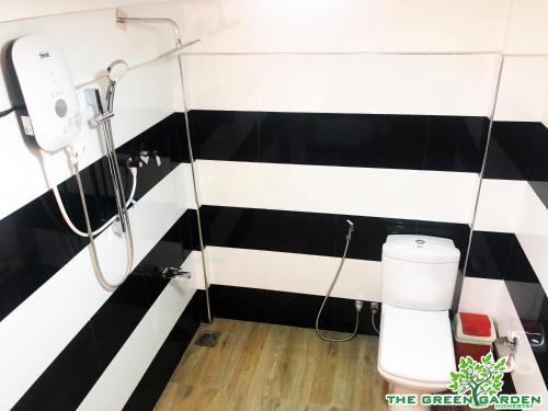 丹不拉The Green Garden的浴室拥有黑白条纹墙和卫生间