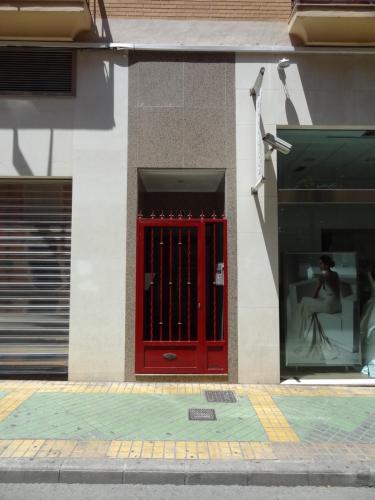 阿利坎特Amazing Condo in Alicante City Center的大楼一侧的红色门