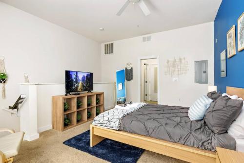 Trifecta City Loft Uptown CLT Superhost客房内的一张或多张床位