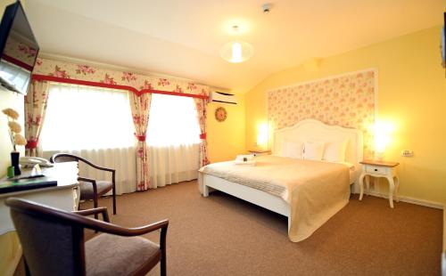哈采格Vip Motel Restaurant的卧室配有白色的床和窗户。