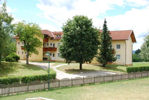 圣卡尼兹Haus Sonnhügel的院子前有围栏的建筑物
