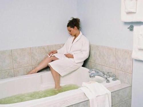 Christina新地平线汽车旅馆的坐在浴室浴缸里的女人