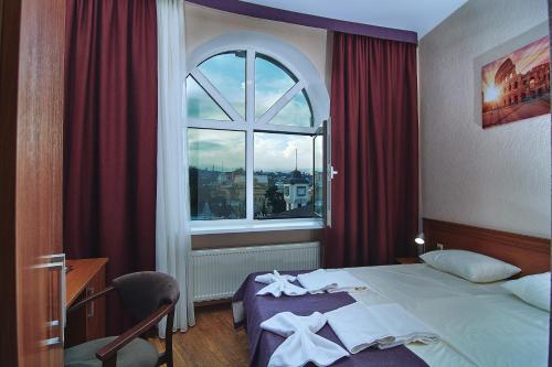 基兹洛沃茨克Kolizey Hotel的酒店客房设有床和窗户。