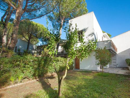 普林希匹纳马尔Holiday Home Casa Polipo by Interhome的院子里有树的白色房子