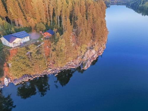 VuoriniemiHoliday Home Koivurinne by Interhome的水面上岛上房屋的空中景观