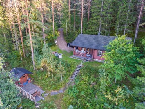 VuoriniemiHoliday Home Illanvirkku by Interhome的树林中小屋的空中景致