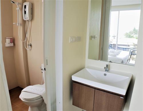 查汶Top Hostel Samui的一间带水槽、卫生间和镜子的浴室