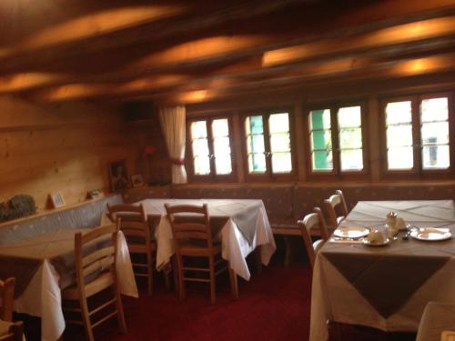 莱迪亚布勒雷珀斯特住所酒店的用餐室设有桌椅和窗户。
