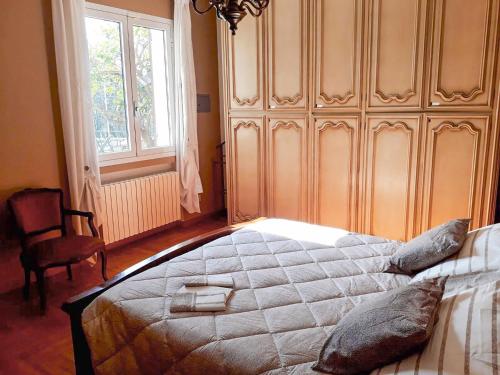 迪亚诺卡斯泰洛Guest House Luciana的一间卧室设有一张大床和一个窗户。