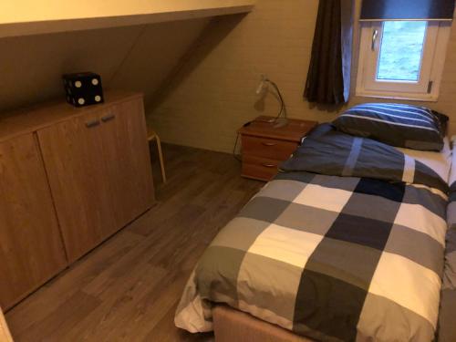 雷讷瑟Het Pronkje的一间卧室配有一张床,铺有木地板