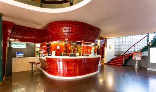 博尔加罗托里内塞B&B Hotel Borgaro Torinese的一间位于大楼内并拥有红砖墙的餐厅