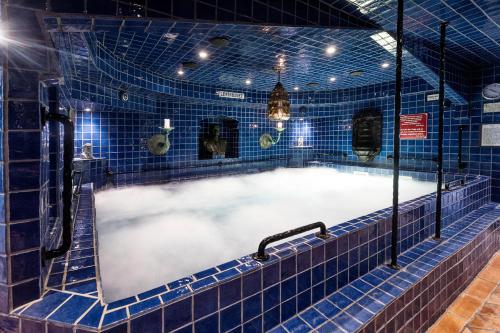 瓦尔贝里加斯蒂斯酒店的蓝色瓷砖客房 - 带浴缸