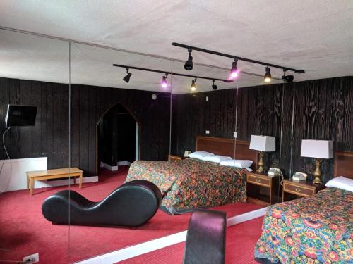 芝加哥Skylark Motel的酒店客房,设有两张床和一张黑椅